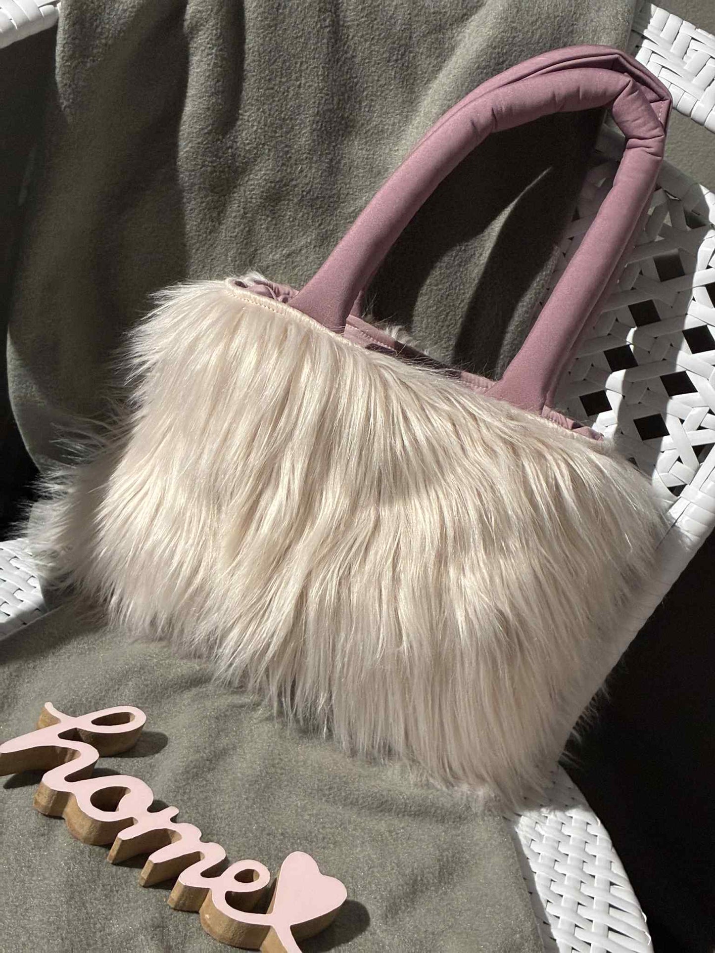 Diese weiche Kunstpelz-Handtasche